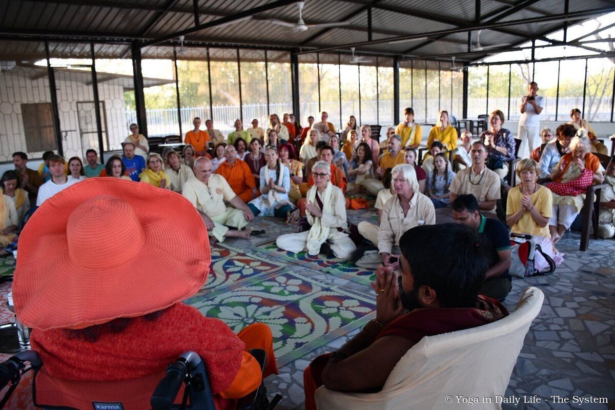 12.4. devotees in divine presence wm